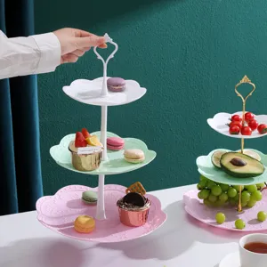 Support à dessert élégant à trois niveaux avec macarons et cupcakes pour le thé