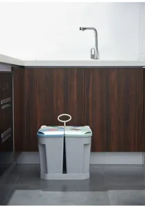 Vista detallada del cubo de basura portatil con cuatro compartimentos en cocina moderna.