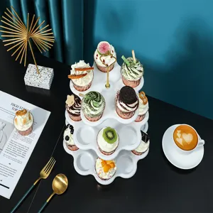 Λεπτομερής όψη λευκής βάσης για cupcakes 3 επιπέδων, κομψή προθήκη για πάρτι και γιορτές.
