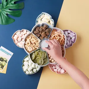 Vassoio per snack rotante in plastica a più scomparti e scatola di stoccaggio dettagliata.