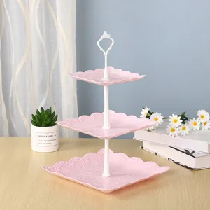 Detailansicht eines 3-stöckigen rosa Tortenständers mit elegantem Wellenrand
