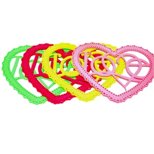 Molde de silicona con forma de corazón colorido y recorte love para manualidades y repostería.