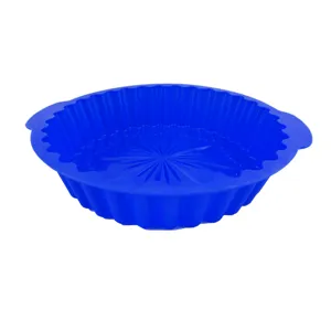 Detailansicht der Silikon Kuchenform, flexible blaue Backform mit Spirale undgriffen.
