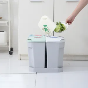 Basurero de cocina de cuatro compartimentos con tapas y diseño de asa portátil.