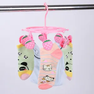 Rosa runder Kunststoff-Wäschetrockner mit Erdbeer-Clips zum Aufhängen von Socken und Unterwäsche.