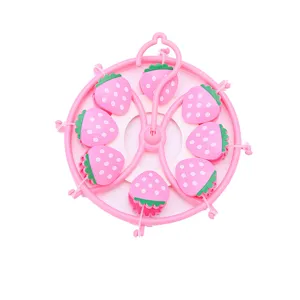 Niedlicher Erdbeer Plastik Kleiderbügel für Babysocken und kleine Kleidungsstücke rosa rund