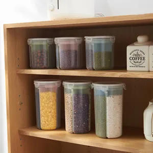 Frasco de almacenamiento de plástico transparente con compartimentos para granos y alimentos.