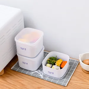 Contenitore per alimenti quadrato in plastica bianca con coperchio per frigorifero.