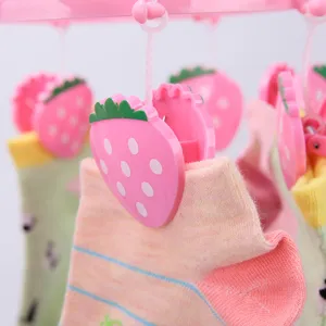 Niedlicher Erdbeer geformter Kunststoff Kleiderbuegel Sockenklemme fuer Babykleidung