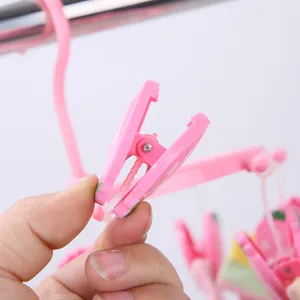 Rosa Kleiderbügel aus Kunststoff für Kinder mit niedlichen Klammern für Socken und Babys.