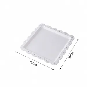 Plateau carré en plastique blanc avec design en dentelle, élégante assiette à dessert.