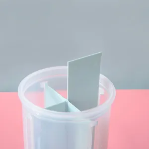 Contenitore per alimenti trasparente e diviso con inserto blu per la cucina domestica.