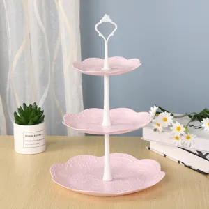 Detailansicht des 3-stöckigen rosa Kunststoff-Dessertständers mit Blumenreliefmuster