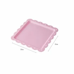 Plateau carré en plastique rose avec des bords en dentelle pour présentation de desserts.