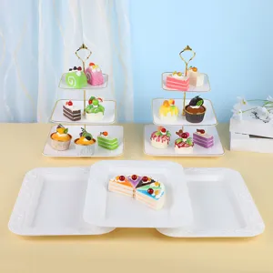 Vue détaillée de présentoirs à gâteaux blancs et plateaux à dessert gaufrés chics