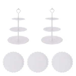Vue détaillée du support à gâteau blanc à 3 étages, deux tours et trois assiettes.