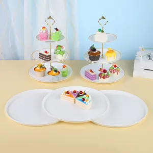 Présentoirs à cupcakes blancs à 3 étages et assiettes à dessert ronds pour mariage