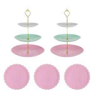 Vue détaillée du présentoir à desserts en plastique à 3 niveaux pour les fêtes et goûters.