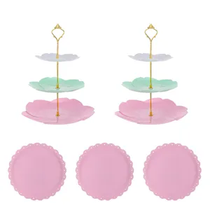 Présentoir de table à dessert à 3 niveaux style européen avec plateaux roses festonnés pour fêtes.