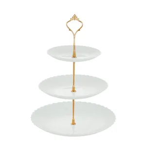 Détail du support à dessert blanc à 3 niveaux de style européen avec tiges dorées