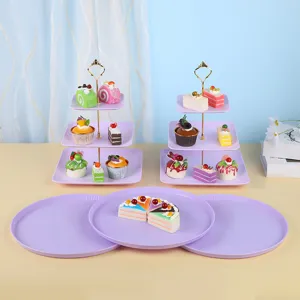 Vue détaillée de présentoirs à gâteaux violets à plusieurs niveaux pour buffet de mariage