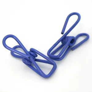 Primo piano di due mollette multiuso in filo blu per il bucato e la chiusura su sfondo bianco