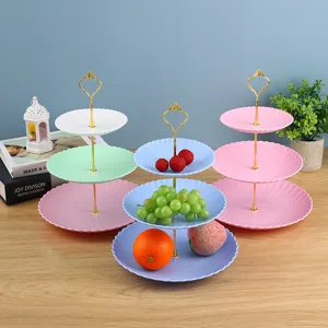 Vue détaillée de supports à dessert à trois niveaux en plastique avec des plateaux colorés