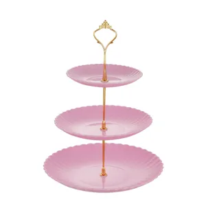 Détails d'un présentoir à gâteaux rose à 3 niveaux avec poignée dorée et bords ondulés