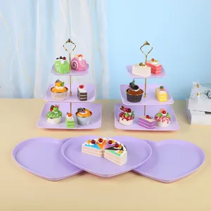 Vue détaillée des supports à gâteaux violets à 3 niveaux et plateaux
