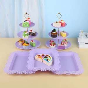 Vue détaillée des présentoirs à gâteaux violets à 3 niveaux et des plateaux de service.