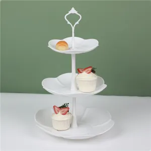 Soporte para postres blanco de 3 niveles con platos en forma de flor para frutas y pasteles.