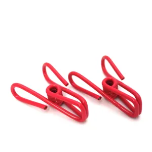 Vista dettagliata di tre clip in filo metallico rosso resistenti per sigillare e conservare