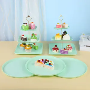 Vue détaillée des présentoirs à gâteaux et plateaux vert menthe pour anniversaires