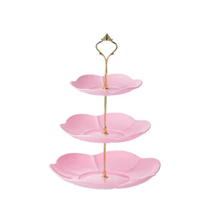 Esta vista detallada muestra el soporte para pasteles y frutero rosa de tres niveles en detalle.