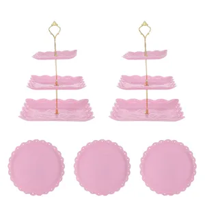 Vue détaillée du support à dessert rose à 3 étages en plastique et des assiettes.