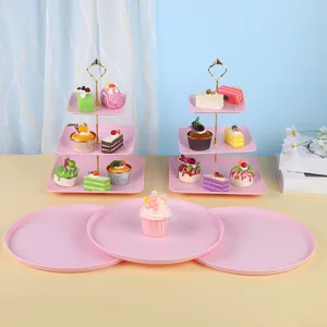 Élégant présentoir à gâteaux rose à trois niveaux et plateau à desserts pour mariages.