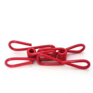 Dettaglio macro di clip in filo metallico rosso per bucato e stoccaggio
