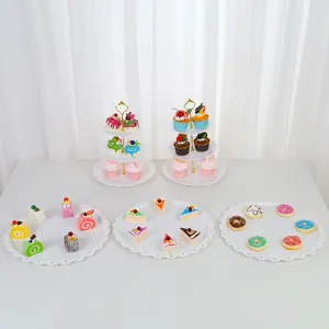 Support à gâteaux européen à 3 niveaux et plateau de dessert avec de faux gâteaux miniatures.