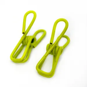 Primo piano dettagliato che mostra le clip multiuso in filo verde lime rivestite in PVC