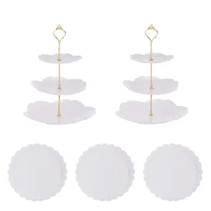 Vue détaillée de supports blancs à 3 niveaux avec trois assiettes rondes assorties.