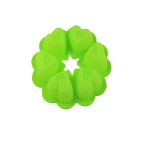 Detalle del molde de silicona verde con 6 cavidades de corazón para repostería y jabón