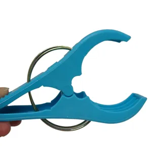 Nahaufnahme der blauen Kunststoff-Wäscheklammer mit langlebigem Metallring-Mechanismus.