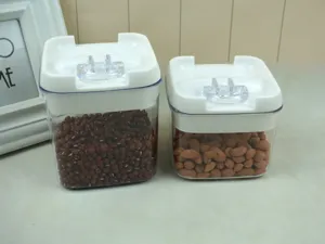 Botes herméticos de plástico transparente con tapas blancas para cereales y frutos secos