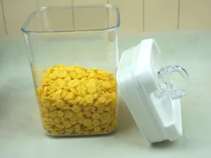 Contenitore per alimenti in plastica trasparente con coperchio bianco ermetico per dispensa.