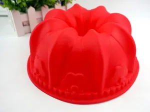 Vista detallada del molde de pastel de silicona rojo en forma de flor para repostería