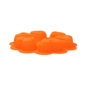 Vista lateral en perspectiva de un molde de silicona naranja de 6 corazones para repostería.