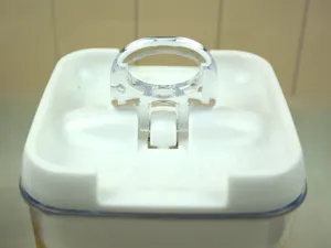 Primo piano dettagliato del coperchio del contenitore in plastica con anello.