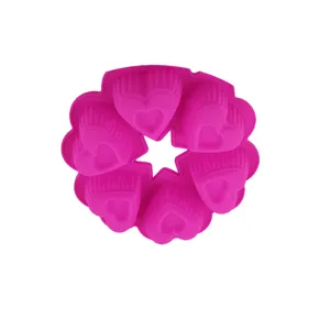 Vista superior de un molde de silicona rosa intenso con 6 corazones para repostería
