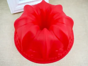Vista detallada del molde de silicona rojo con forma de corona de lirio para repostería casera