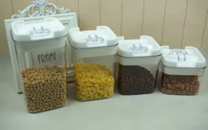 Set di contenitori per alimenti in plastica trasparente con coperchi bianchi ermetici.